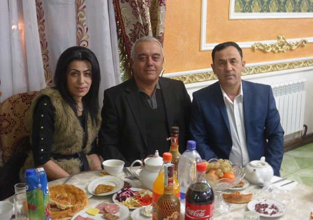 De gauche à droite : Saodat Gulamova, le King de la fête, et Sadriddin Gulov