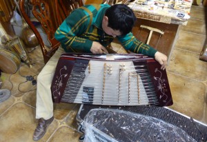 Dans les boutiques, les luthiers refont la marqueterie des tchang, le santour du Turkestan