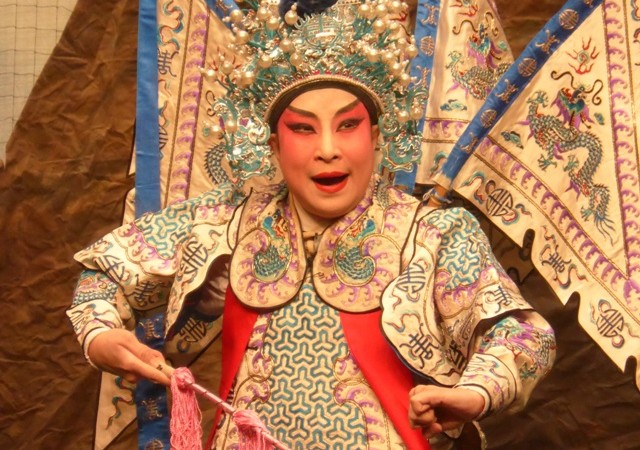 Découverte de l'Opéra Cantonais lors de mon passage à Hong-Kong. Pas de Sheng, mais des voix surprenantes et de jolis costumes.